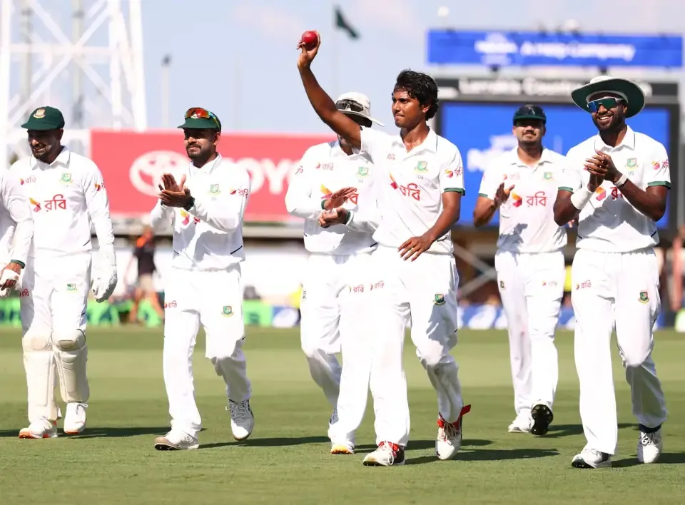 প্রথম দিন শেষে চালকের আসনে বাংলাদেশ