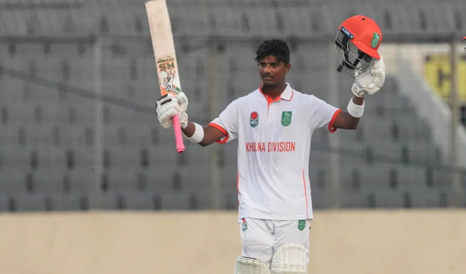 পাঁচ উইকেটের পর মাহেদির শতক