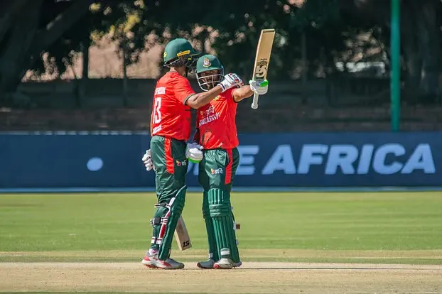 ফিফটির পর তানজিদ তামিমকে বাহবা দিচ্ছেন সাইফ হাসান
